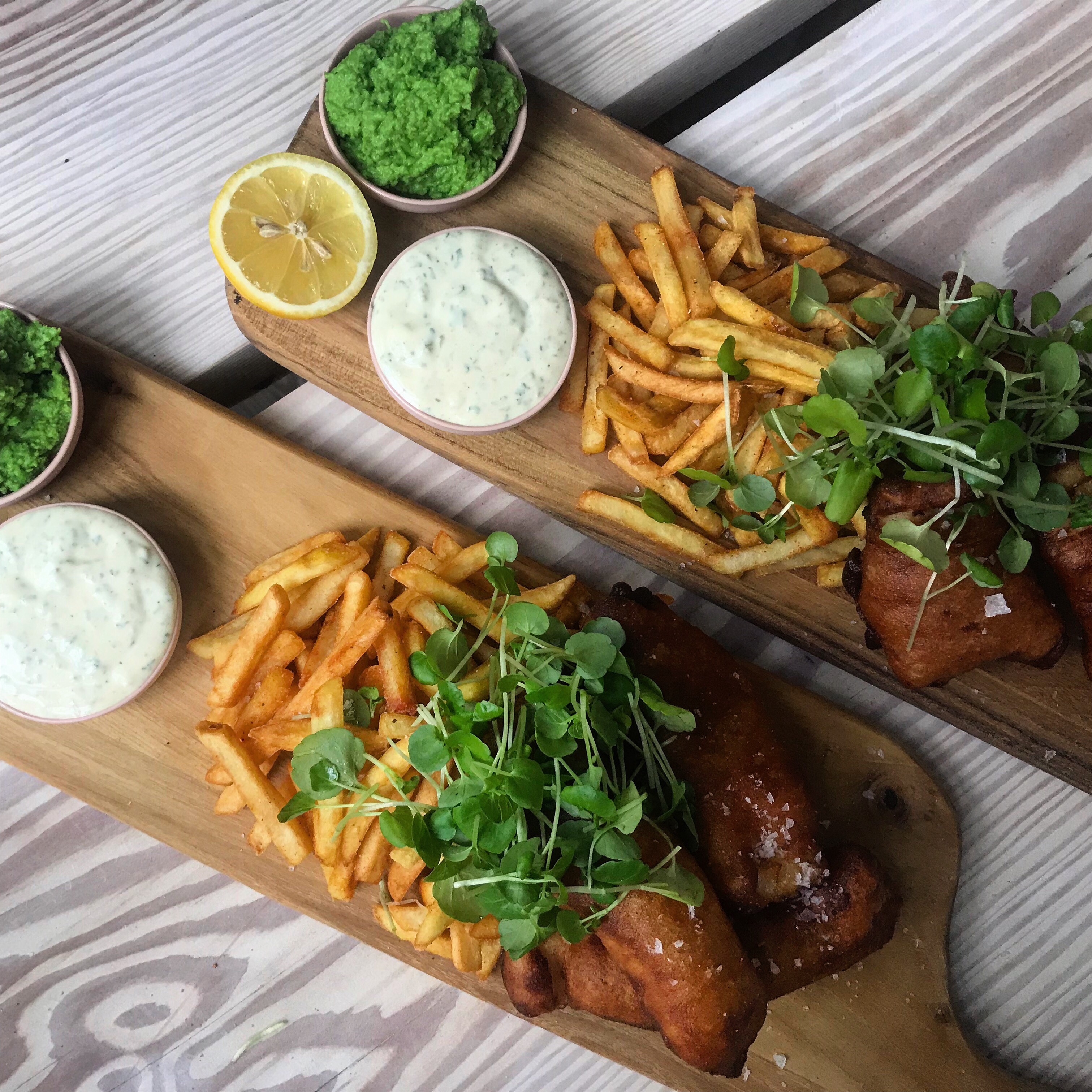 Beer battered fish n’ chips med ærtedip og tartarsauce